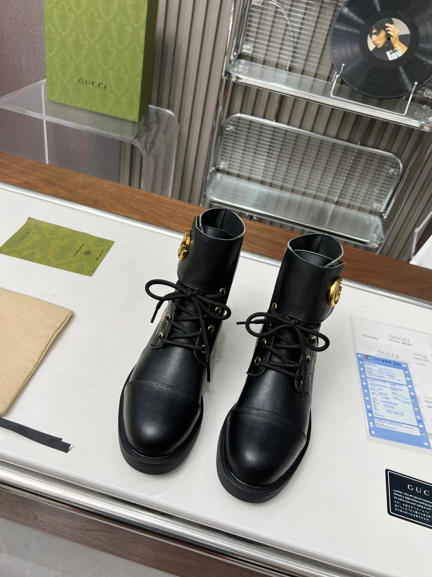 👟👟Ex-factory price 540👟👟The latest model from GUCCI. The counters are updated simultaneously. Classic styles are revitalized with iconic brand logo elements. The Velcro adhesive design on the shoe collar is easy to put on and take off. The upper leg looks great. Fabric: first layer cowhide/cowhide lining. Code number: 35-42#